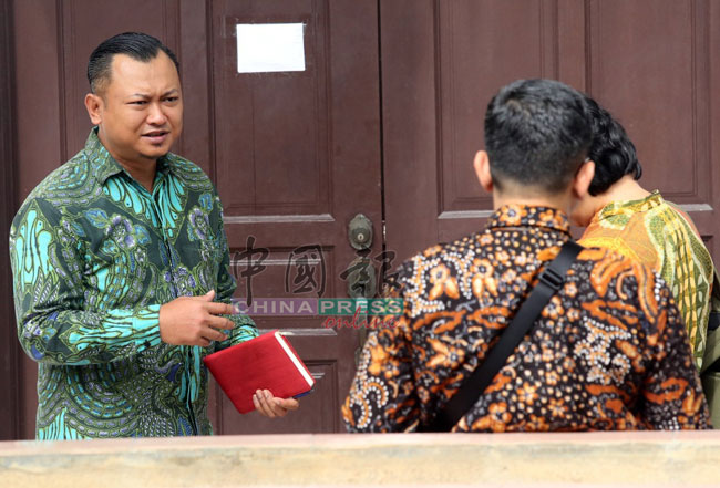 印尼驻马大使馆代表沙巴迪安进入怡保法庭。