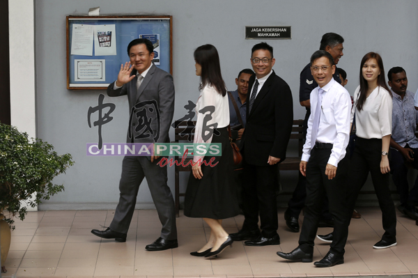 杨祖强（左）下午在妻子及同僚的陪同下出庭。