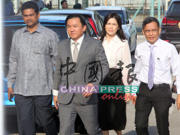 杨祖强（左2）在妻子（右2）、同僚西华苏巴马廉及廖泰义陪同下出庭。