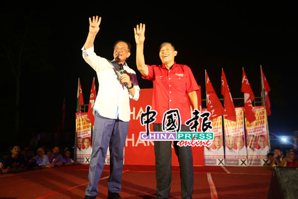 华（左起）与希盟候选人卡敏一起比出“4”的手势，要求选民支持卡敏。