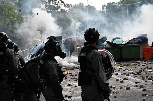 警察周二在香港中文大学发射催泪弹。（法新社）