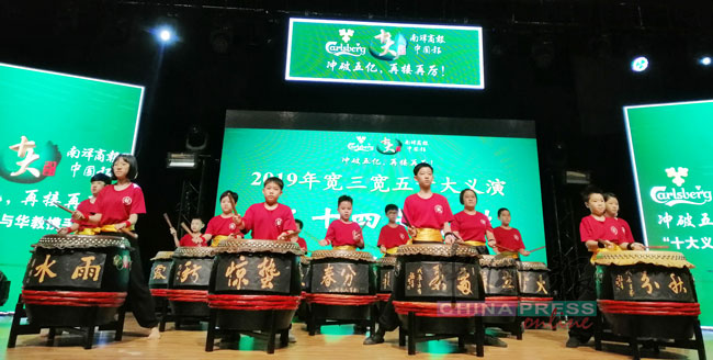 晚宴开场时，受惠学校的学生进行廿四节令鼓表演。