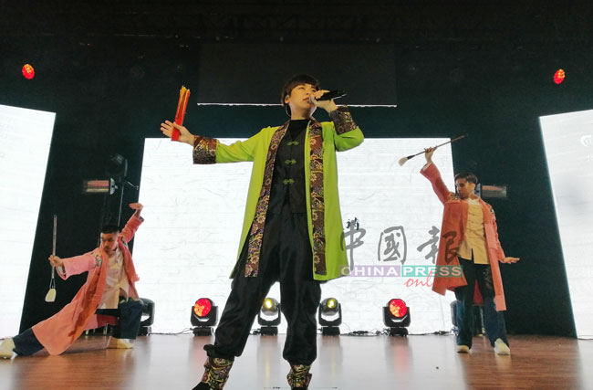 歌手赵洁莹表演中国风歌曲《生僻字》。