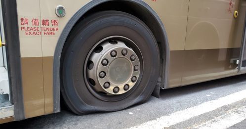 ◤反送中◢旺角大道满目疮痍 50辆巴士轮胎  被“放风”