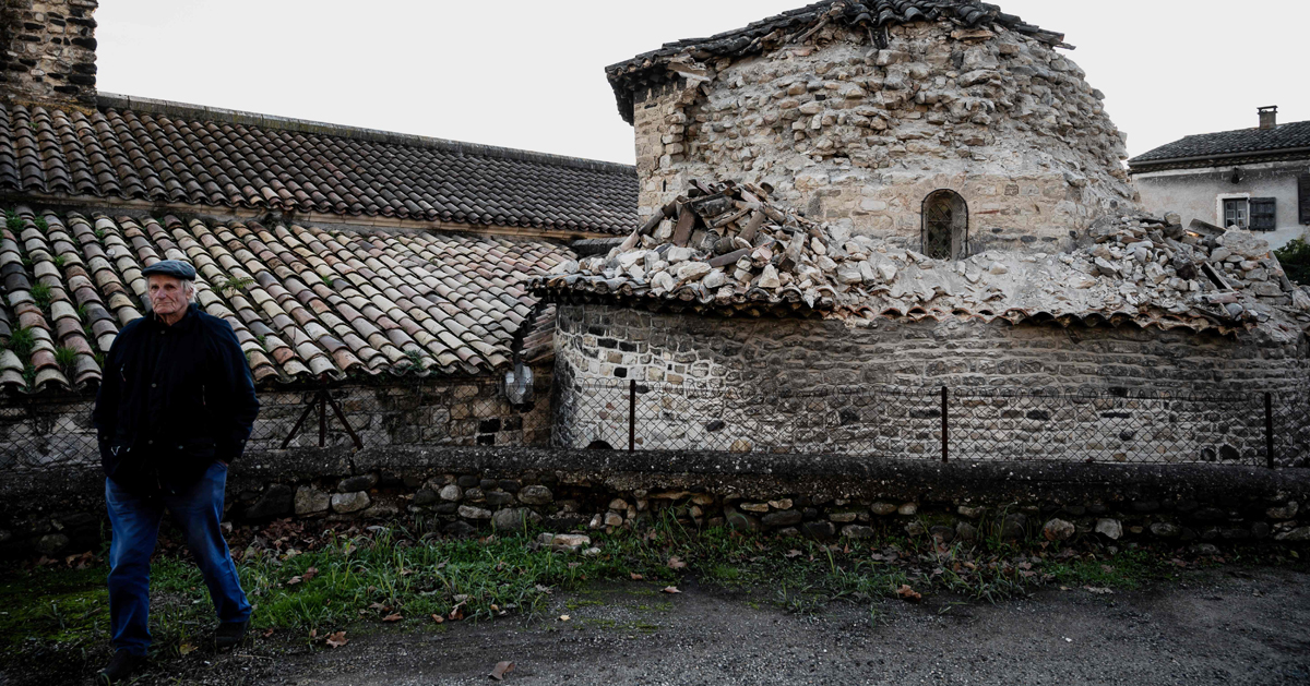 法国东南部地震发生后，当地一座教堂塔楼坍塌。