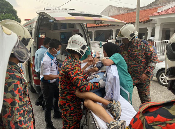 伤者被救护车送院治疗。