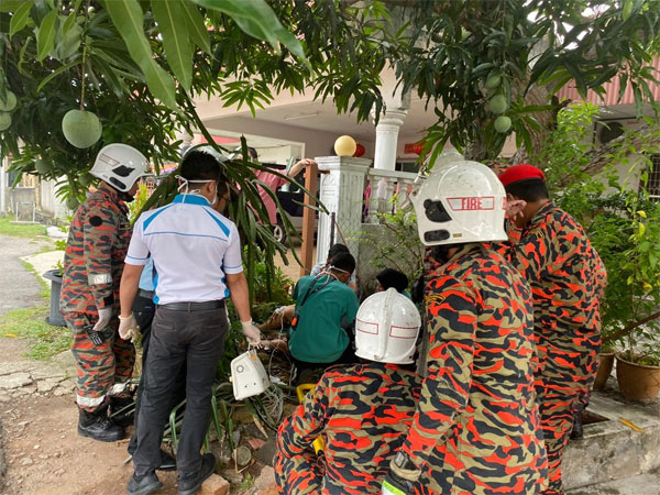 消拯员及医护人员赶到芒果树下，展开救援工作。