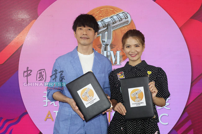张栋梁（左）和颜慧萍为上届入围大赢家，这次则担任名单揭晓嘉宾。