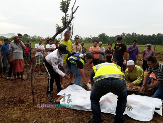 闻风而至的村民，协助警方把死者遗体送往医院。