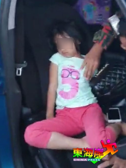  被困车内的女童熟睡中，不知自己被反锁车内。