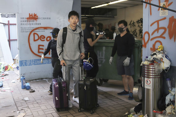 一名中大学生周三拉着行李，准备离开中大。（美联社）
