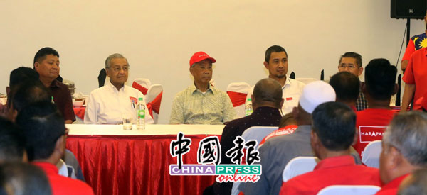 马哈迪（左2起）、慕尤丁及卡马鲁丁嘉马，与希盟投票中心主任会面交流。