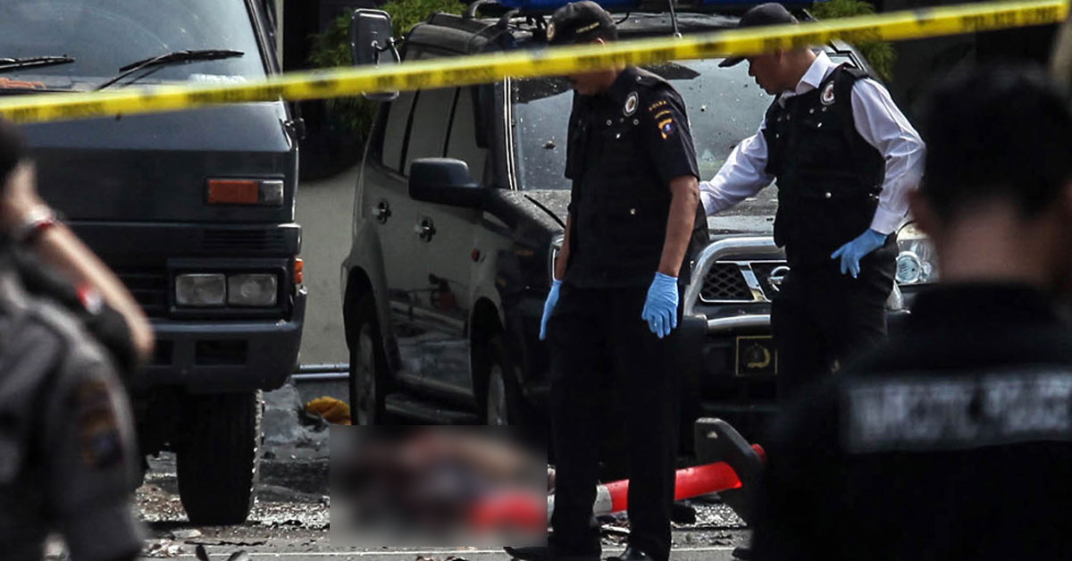 印尼警方在爆炸后封锁现场，并处理该名自杀式炸弹客的尸体。
