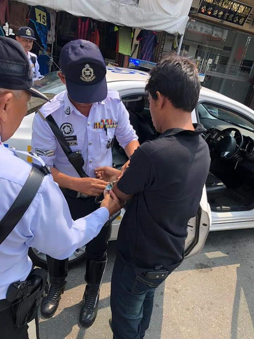 交警多次警告缅甸籍男子，不要逼警察受贿。
