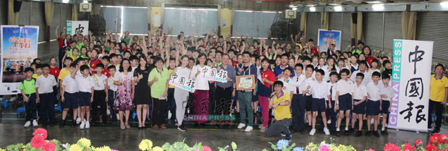 《中国报》团队与K Production环映制作团队莅临昔华小学，与师生们近距离欢乐互动和学习。