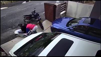 一名窃匪坐在一辆儿童玩具跑车上，由同夥推上道路。