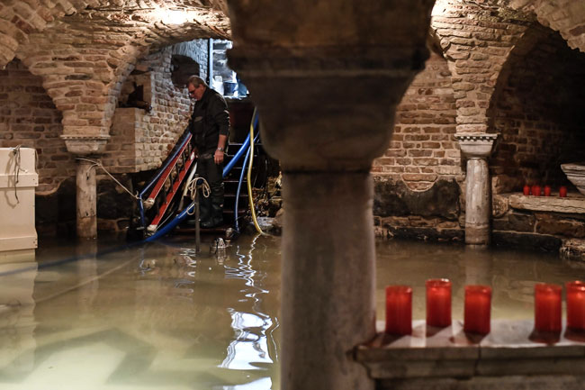 周三可见圣马可大教堂地下室淹水。（法新社）