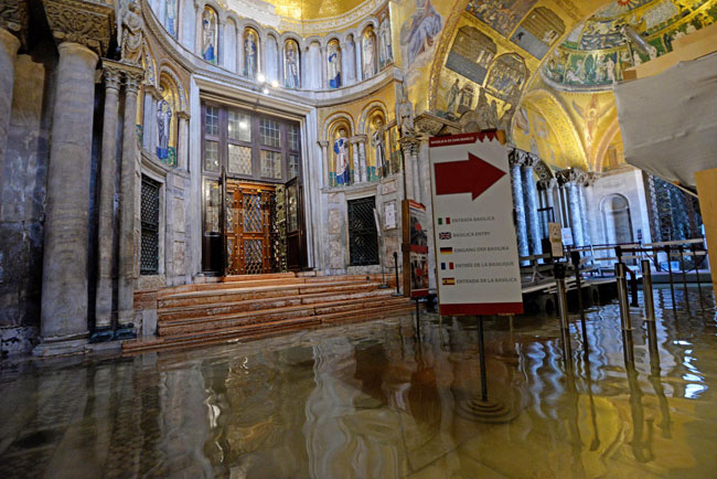 圣马可大教堂内被水淹。（欧新社）