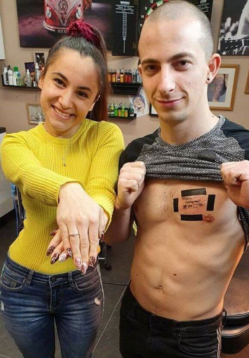 英国男子纹身向女友求婚成功后开心合照。