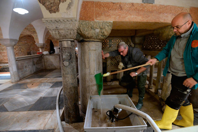 圣马可大教堂地下室内进行紧急清理工作（美联社）