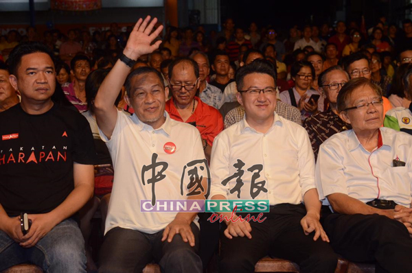 刘镇东（右2起）为希盟候选人卡敏站台。