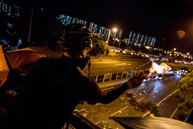 示威者周五从中大二号桥上将汽油弹往吐露港公路丢下。