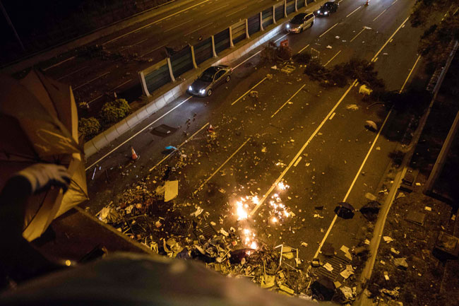 示威者周五全面封堵吐露港公路并且进行破坏，大批车辆无法通行，只好调头。