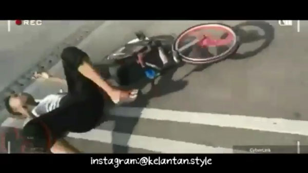 视频画面显示，少年骑蚊型脚车时，皆落得失控而翻覆倒地，和撞人的下场。（取自JSPT Selangor面子书）