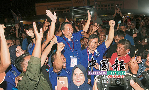 黄日昇胜选后，被党员及支持者高高抬起来。