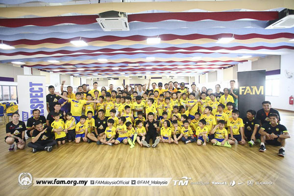 超过200名华裔幼苗，参与了华人足球基层活动，并与陈清和（后排中，白衣）合照。（大马足总官网图）