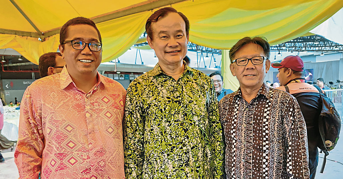 众领袖在霹雳苏丹纳兹林沙63岁华诞庆典上相见，倪可汉（左2起）与陈福清交流后合影。