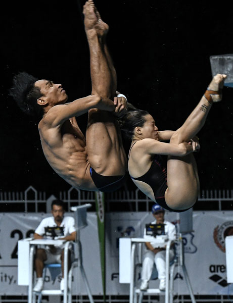 沙菲克（左）与吴丽颐夺得混合3公尺跳板双人金牌。（马新社）