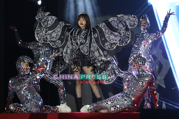 陈珂冰演唱《Diamond》配合舞蹈团一身闪亮亮的装扮，非常应景。