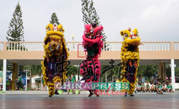 曼绒南华独中教育学生肩负传承中华文化的使命，鼓励学生踊跃参与课外活动。