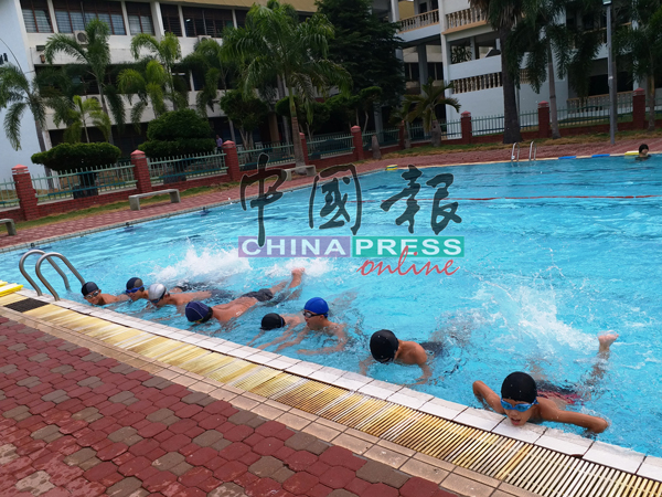 曼绒南华独中设有游泳池。