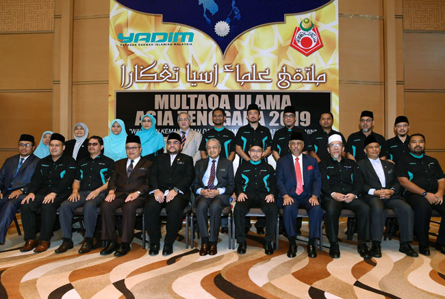 马哈迪（前排左6）仍出席东南亚宗教司活动，前排左5为首相署部长拿督斯里慕查希。