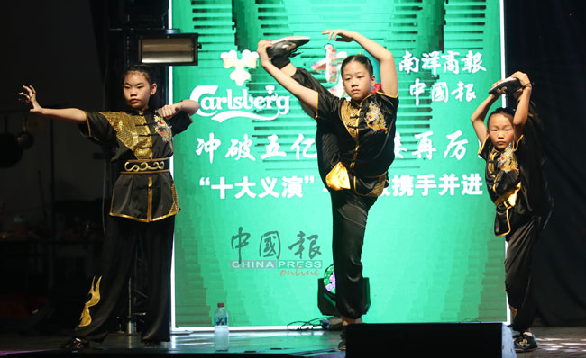 育才华小学生展示武术表演为“十大义演”开场暖场。