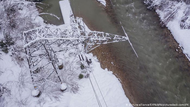 在风雪中倒塌的电塔
