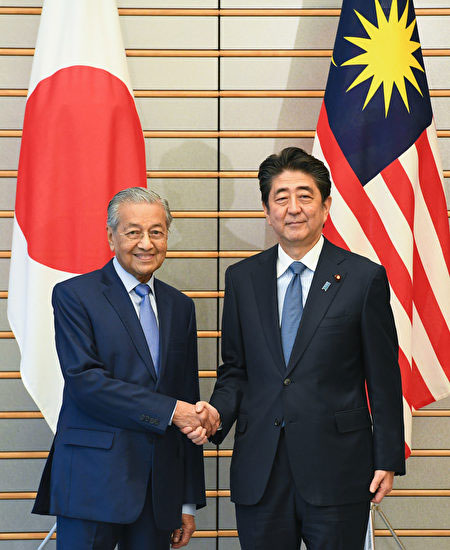 马来西亚首相马哈迪（左）去年6月12日与日本首相安倍晋三举行双边会谈。这是马哈迪出任马来西亚第7任首相后的第一次海外官访。