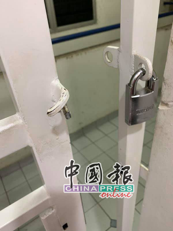 李先生住家的铁门被匪徒撬开。(图：受访者提供)