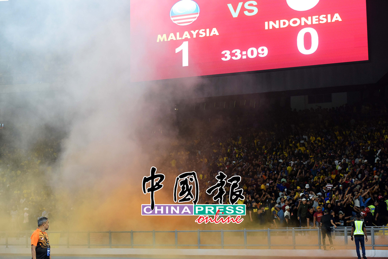 印尼球迷恼羞成怒，在球队失球后，都向大马球迷看台投掷烟火、水瓶，甚至座椅等硬物，行径令人摇头。