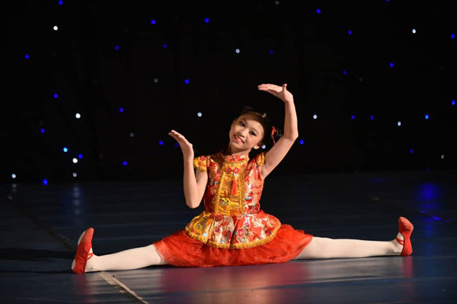 11岁的廖嘉颖首次到欧洲参加舞蹈比赛，获得儿童舞蹈组冠军。