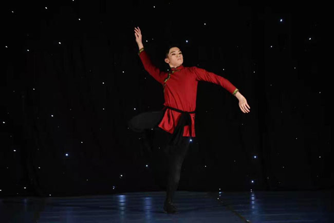 陈裕献是唯一代表居銮参赛的男舞者，击败世界各国选手成功获得青少年舞蹈组冠军。