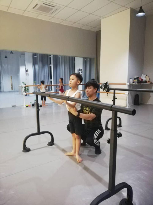 王永超（右）在居銮开设大道舞门舞蹈学院，教导各项舞蹈，包括芭蕾舞。
