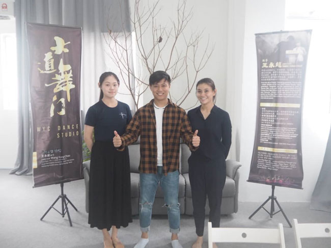 舞蹈老师潘燕婷（左起）、王永超及领队马千瑜，对学员们全部获奖的表现，给予高度赞赏。