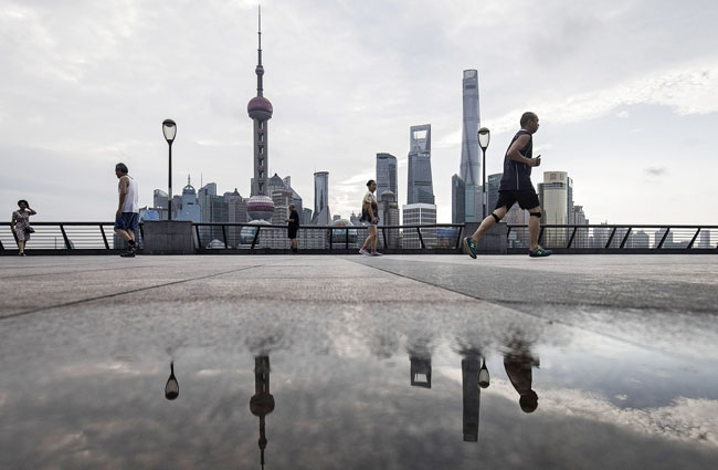 数据显示，亚洲企业估计有151亿美元的债券将在明年到期；图为中国上海的大楼。