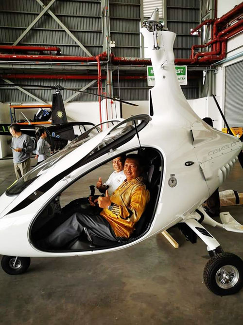 网友哈吉克阿斯拉夫在推特发布一组疑是飞行车的模型照片。