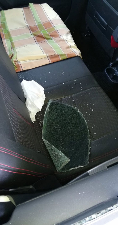 窃贼砸破乘客座位的车窗偷走婴儿椅，座位上满是玻璃碎片。