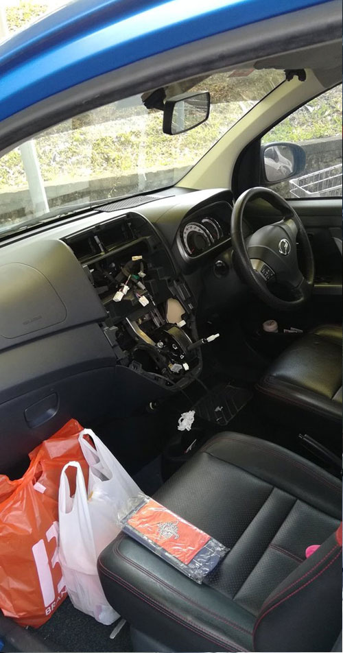 窃贼拆走车内的收音机和换档把手。
