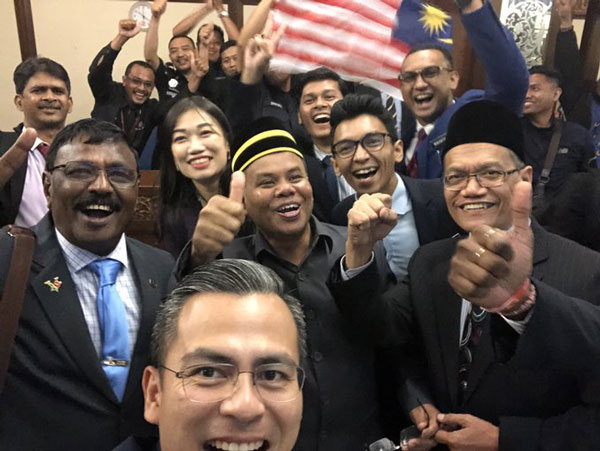 法米法兹（前者）与众议员和国会职员一起为马来西亚国家足球队攻进第二个球欢呼。